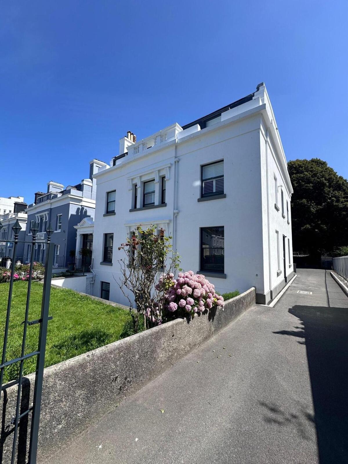 Huge Spacious 8 Bed Luxury Holiday home *